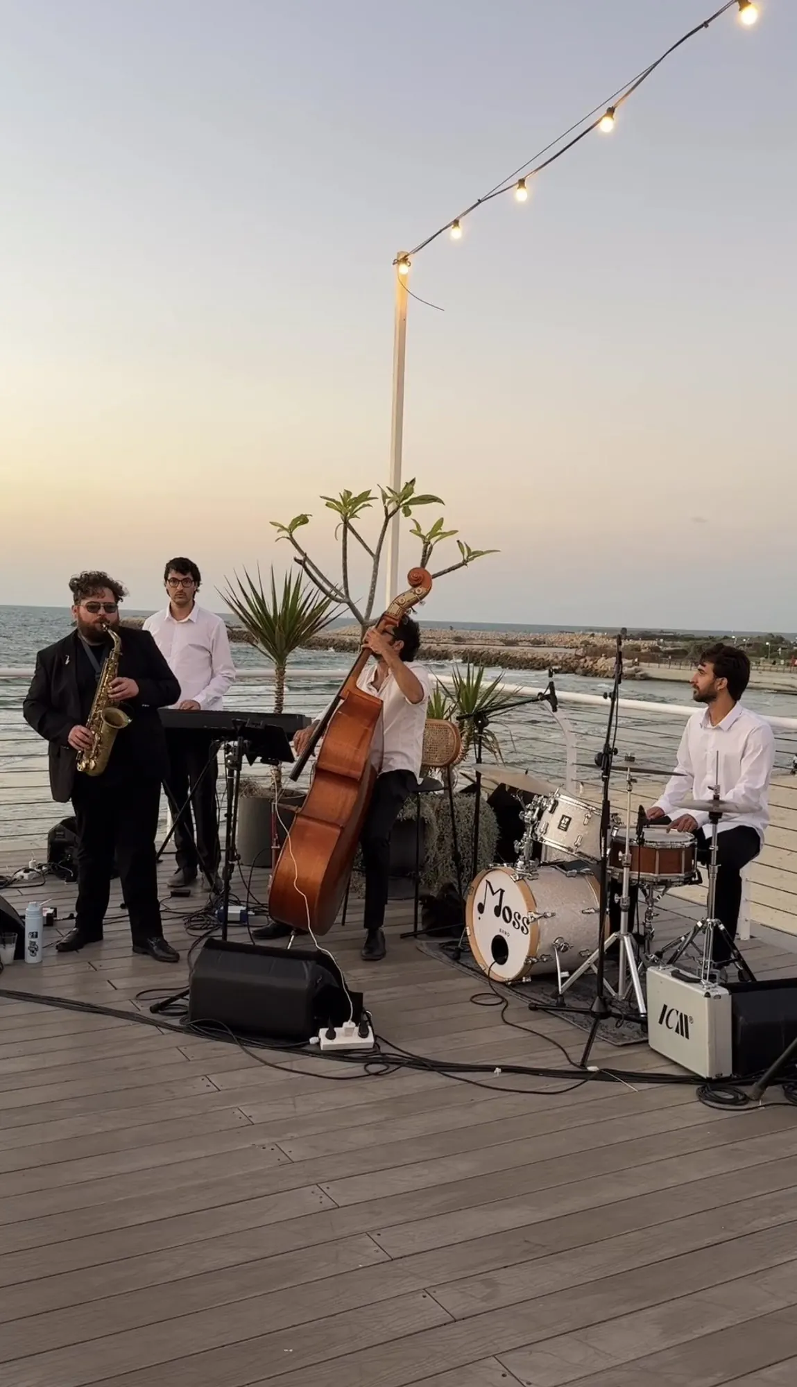 MossBand על הים בשקיעה